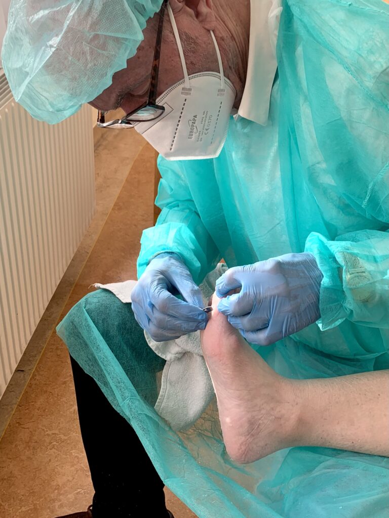 Dr. Schlappack bei der Fusspflege in der Klinik Donaustadt SMZ-Ost