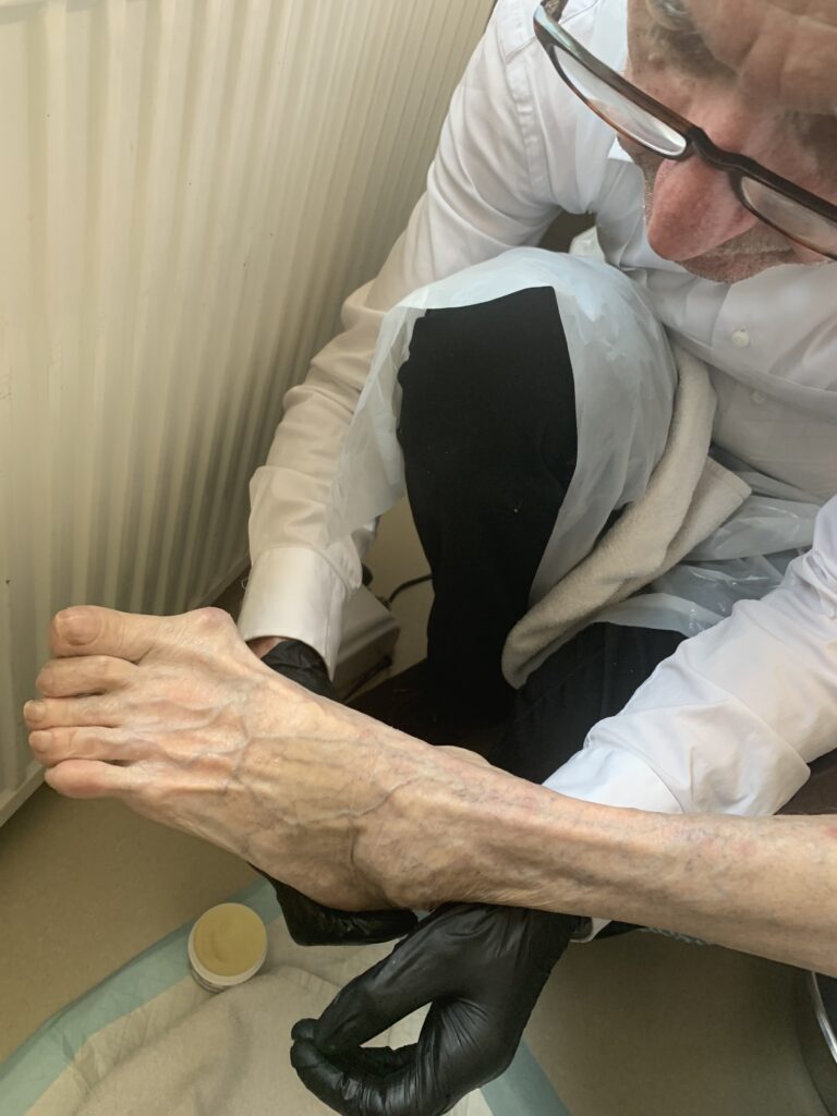 Dr. Schlappack bei der Fußpflege in der Klinik Favoriten
